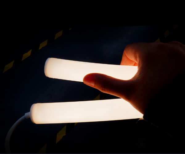 Taglio neon strip su misura